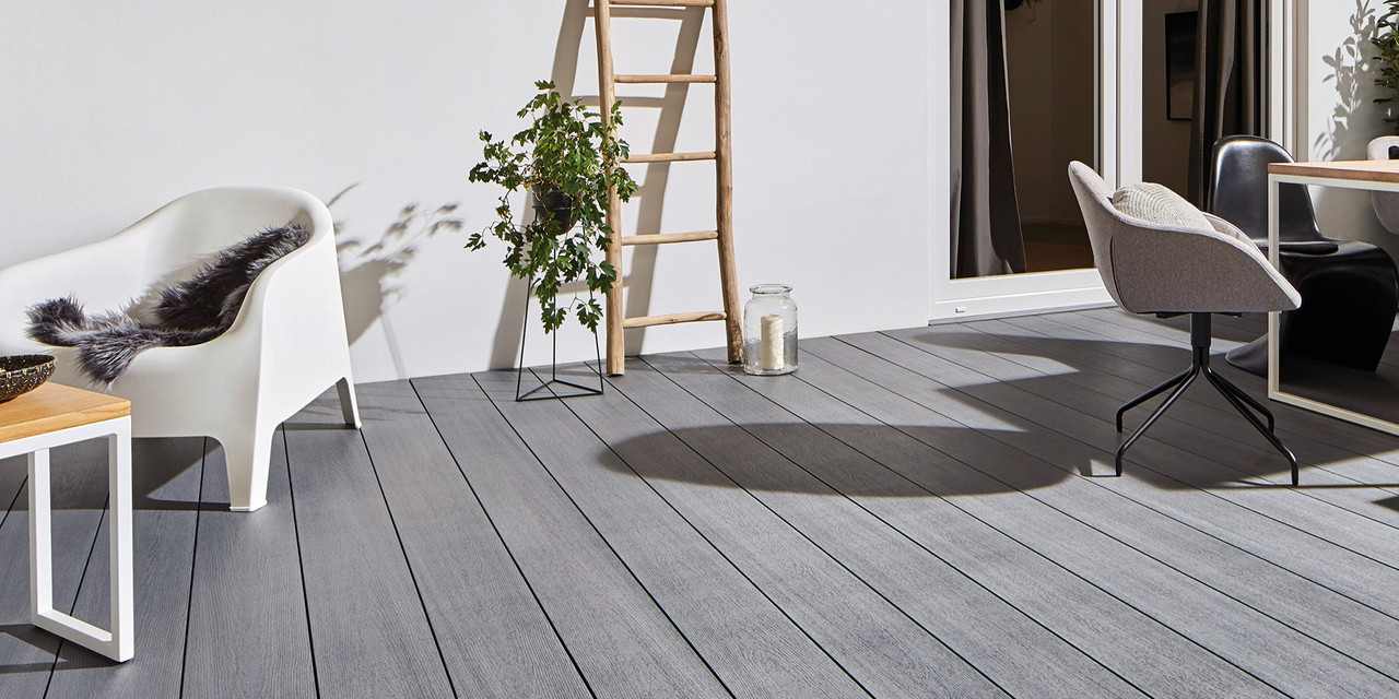 Moderner Garten ausgestattet mit grauen Terrassendielen von TraumGarten