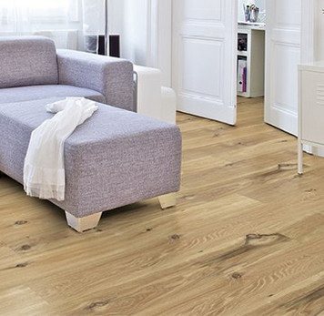 Im Wohnzimmer ist Parkett in Langdielen-Optik verlegt.