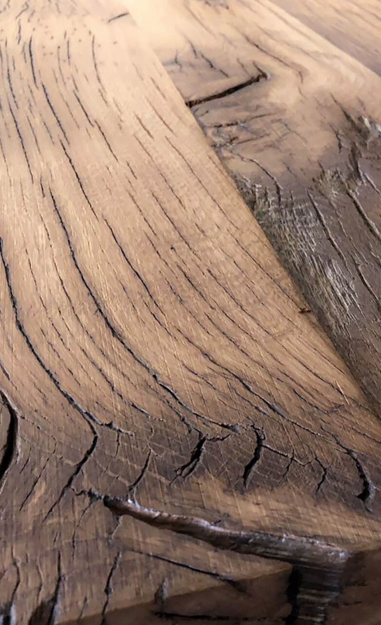 rustikale Tischplatte mit Löchern, Maserung, natürlichen Macken