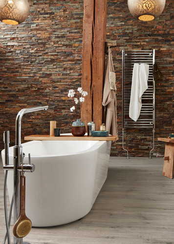 Bad mit Wanne auf grauem Designboden.