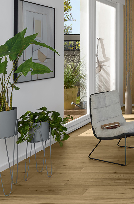 Aufnahme eines Wohnzimmers mit moderner Einrichtung und schönen Holzboden