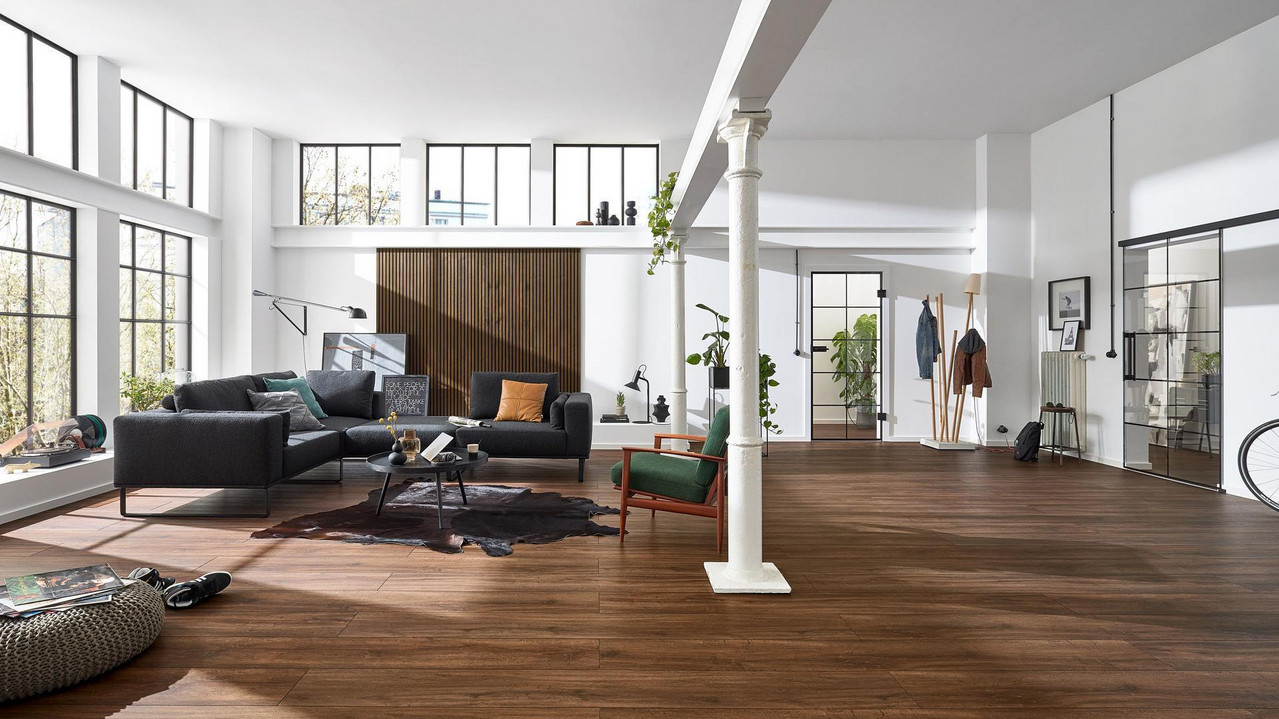 Modernes Wohnzimmer mit einem dunkelbraunen Parkettboden von HQ